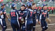 西地区１位のトヨタを破り喜ぶ大垣ミナモの選手たち＝大垣北公園