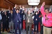 無投票で再選を果たし、万歳三唱する柴山佳也さん（中央）＝加茂郡坂祝町酒倉、選挙事務所