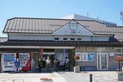 　津波警報が発令され、運行が停止された岩手県宮古市の三陸鉄道宮古駅前でたたずむ人たち＝３０日午前１０時７分