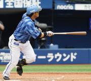 　９回ＤｅＮＡ１死一、二塁、宮崎が左前に同点打を放つ＝横浜