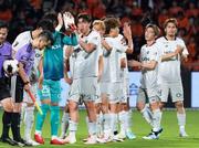 　清水に勝利し、サポーターの歓声に応える柏イレブン＝アイスタ