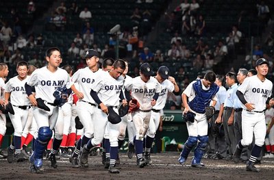 おかやま山陽にサヨナラ負けを喫し、悔しさをにじませる大垣日大ナイン＝甲子園