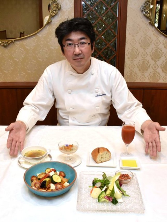 「たっぷり野菜のヘルシーランチ」を説明する小松勝親さん＝下呂市幸田、水明館