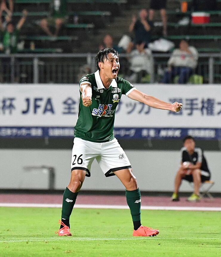 ＦＣ岐阜×福岡＝前半３９分、先制のミドルシュートを決め、ガッツポーズを見せるＦＣ岐阜のＤＦ羽田＝長良川競技場