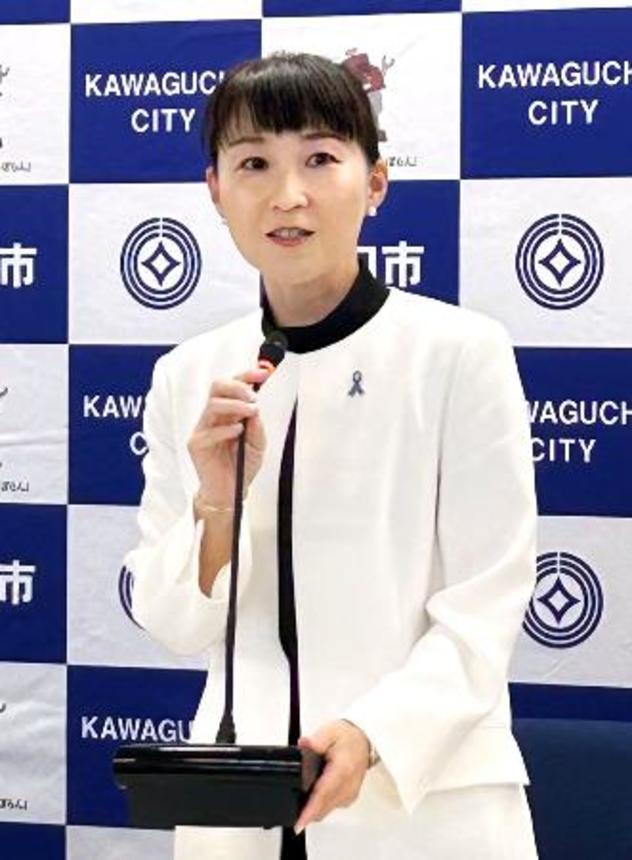 　定例記者会見で発言する埼玉県川口市の岡村ゆり子市長＝２９日午前、川口市役所