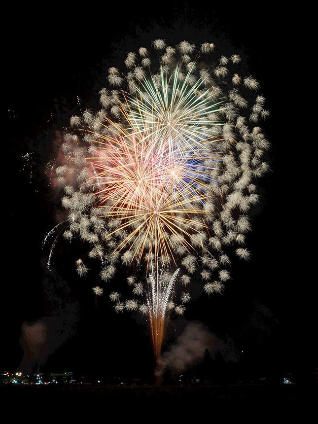 夜空を華麗に彩った花火＝関市武芸川町八幡