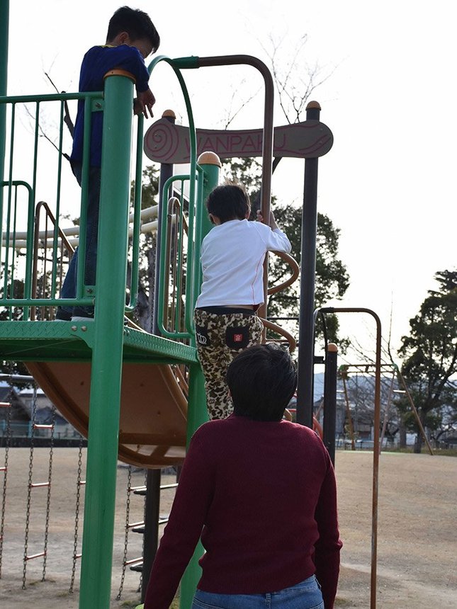 息子２人を公園で遊ばせる女性。「親の状況を区分けして支援の優先順位をつけて」と求める＝３日午後、大垣市内