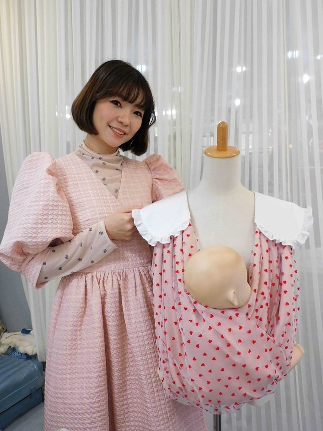 商品の中でも人気が高いハート柄の抱っこひも＝岐阜市柳ケ瀬通、ＨＵＫＩＮ