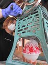 かき氷を作る女性＝７月１日午前１１時３４分、岐阜市伊奈波通、福丸
