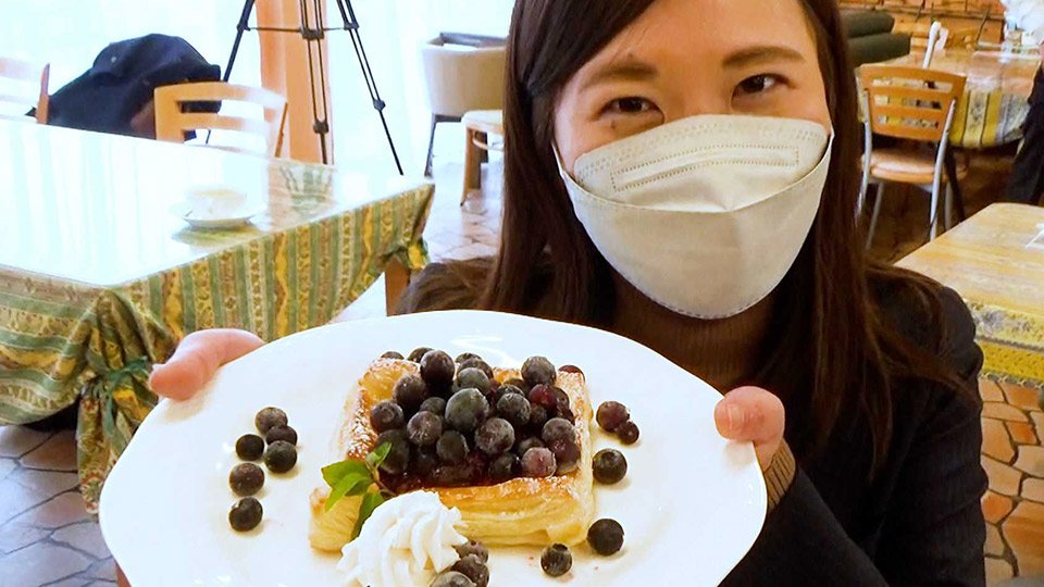 女子大生が開発に協力したフローズンブルーベリーパイ＝山県市大桑、ハーブレンド