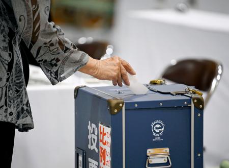 　参院選の投票をする有権者＝２０日午前、大阪市浪速区