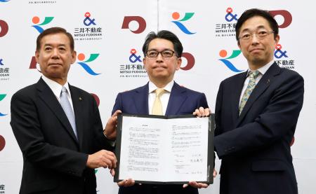 　くまもとサイエンスパーク構想の基本協定を締結し、撮影に応じる熊本県の木村敬知事（右）ら＝２７日午前、熊本市