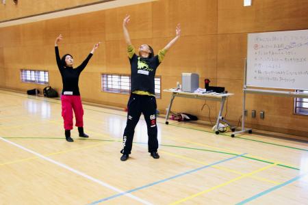 　少年院在院者向けのワークショップでダンスを披露する講師＝２月、東京都昭島市の東日本少年矯正医療・教育センター
