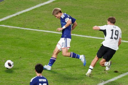 　日本―ニュージーランド　後半、チーム２点目のゴールを決める堂安（左）＝ＭＵＦＧスタジアム