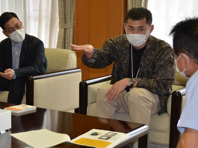 伊藤誠一市長（右）に報告するバイヤーの鈴木修司さん（中央）＝美濃加茂市役所