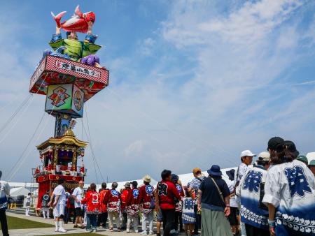　大阪・関西万博で披露された石川県珠洲市の「飯田燈籠山祭り」＝２７日午前、大阪市此花区の夢洲