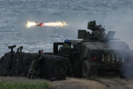 　米国製ミサイルを発射する台湾軍＝２０２４年８月、屏東県（ロイター＝共同）