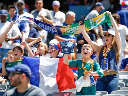 　フランス―セネガル戦で盛り上がるサポーター＝１６日、ニューヨーク（共同）