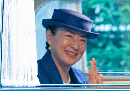 　６２歳の誕生日を迎え、上皇ご夫妻にあいさつするため仙洞御所に入られる皇后さま＝９日午後、東京・元赤坂（代表撮影）