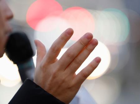 　街頭で支持を訴える衆院選の立候補予定者＝２３日、東京都内