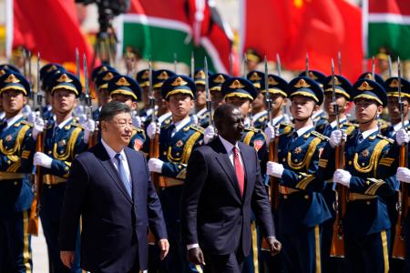 　歓迎式典に臨む中国の習近平国家主席（左）とケニアのルト大統領＝２４日、北京の人民大会堂（共同）