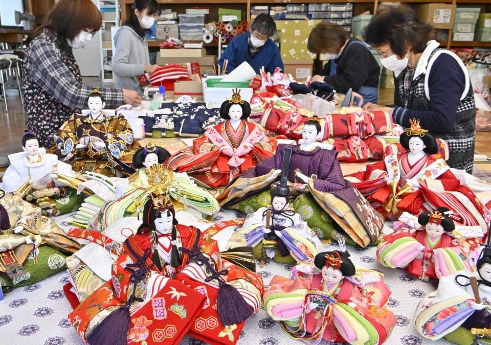 桃の節句を前に工房で仕上げられていくひな人形＝７日午前１１時５６分、加茂郡八百津町八百津、長谷川人形
