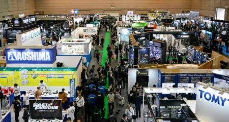 　静岡市内の展示施設で開幕した国内最大級の模型見本市「第６３回静岡ホビーショー」＝１４日午前