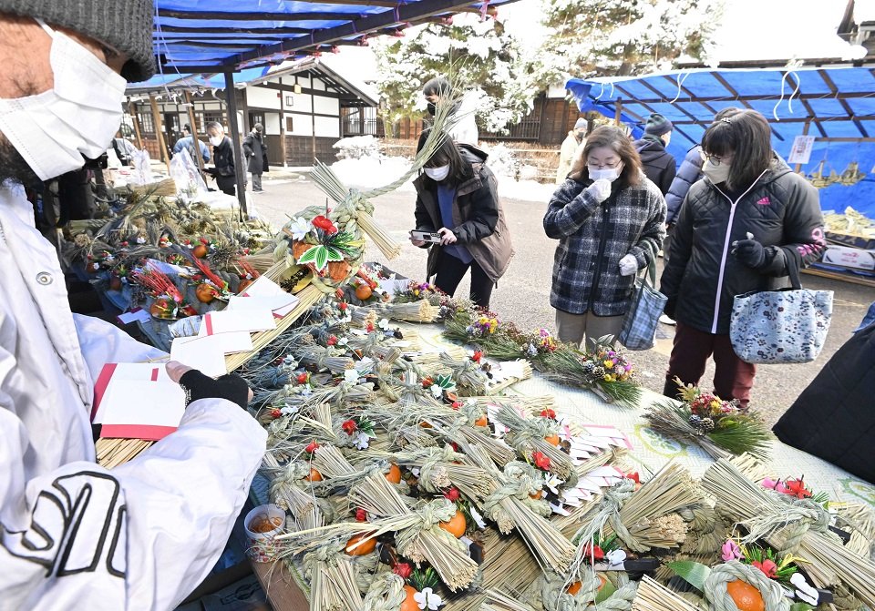 迎春のしめ縄が並ぶ「年の瀬市」＝２７日午前１０時３４分、高山市八軒町、高山陣屋前