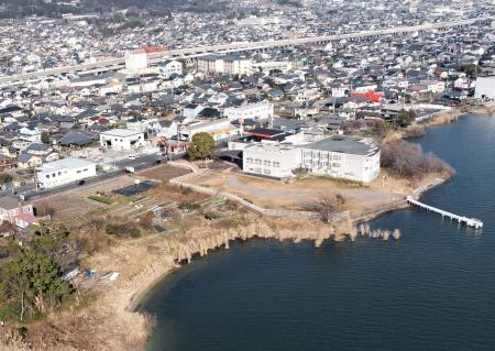 　潜水調査が行われ、水中に石群があることが分かった坂本城跡沿いの琵琶湖岸＝２０２３年２月、大津市（京都橘大提供）