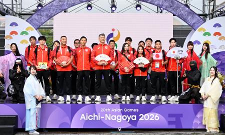　アジア大会の歓迎式典に参加した井上康生団長（前列左から４人目）ら日本選手団＝１６日午前、名古屋市
