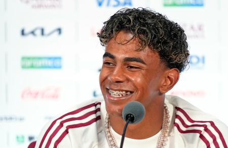 　準決勝のフランス戦を前に記者会見するスペインのヤマル＝１３日、（共同）