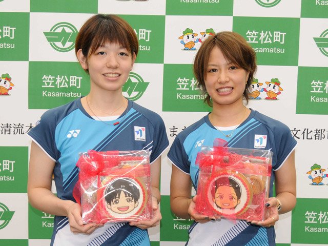 似顔絵入りのアイシングクッキーを手にする福島由紀選手（右）と広田彩花選手＝笠松町役場