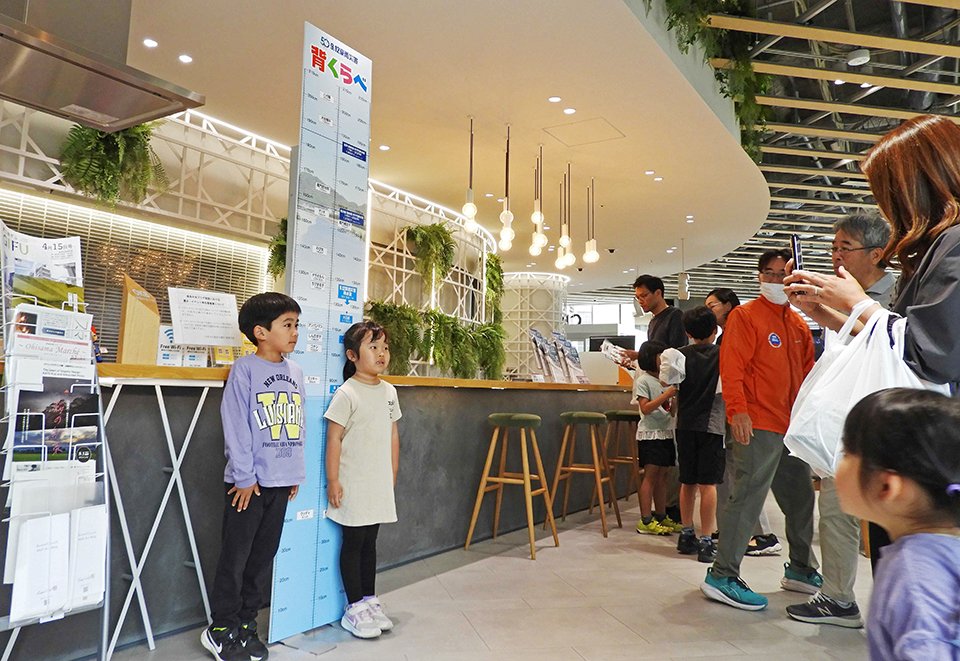 降水量と身長を比べられる展示物などがある「９・１２豪雨災害パネル展」＝岐阜市徹明通、ＯＫＢ岐阜中央プラザわくわくベースＧ