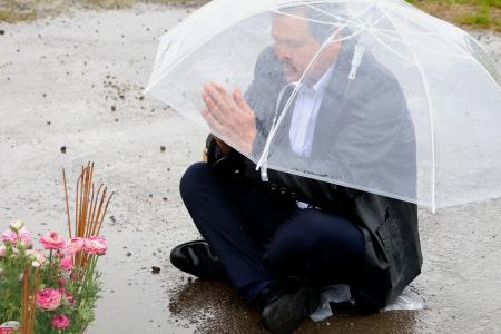 　ベトナム国籍のレェ・ティ・ニャット・リンさんの遺体が発見された現場を訪れ、手を合わせる父レェ・アイン・ハオさん＝２６日午前、千葉県我孫子市