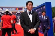 　大リーグのオールスターでレッドカーペットに登場したドジャースの山本由伸＝１４日、フィラデルフィア（ＡＰ＝共同）