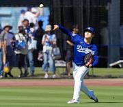 　練習するドジャース・山本＝ロサンゼルス（共同）
