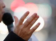 　街頭で支持を訴える衆院選の立候補予定者＝２３日、東京都内