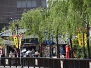 温泉街の街歩きを楽しむ観光客ら＝２３日午前、下呂市湯之島