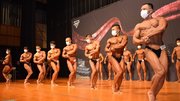 鍛え上げた肉体を披露する出場者＝岐阜市金町、市文化センター