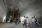 　建設が進むリニア中央新幹線の神奈川県駅（仮称）の工事現場を見学する地元の子どもたち＝２４日午前、相模原市