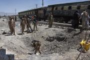 　パキスタン南西部で２４日に発生した爆発の現場を調べる軍関係者ら（ＡＰ＝共同）