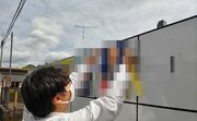 選挙ポスターを貼る記者＝１６日、岐阜県内（画像の一部を加工しています）