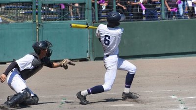 加納×揖斐＝９回表揖斐２死一、三塁、左越えに逆転の３点本塁打を放つ山田＝大野レインボー