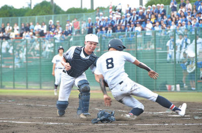 大垣商×大垣西＝２回裏大垣商２死一、三塁、本塁を狙った走者にタッチする大垣西の近藤（左）＝大垣北公園