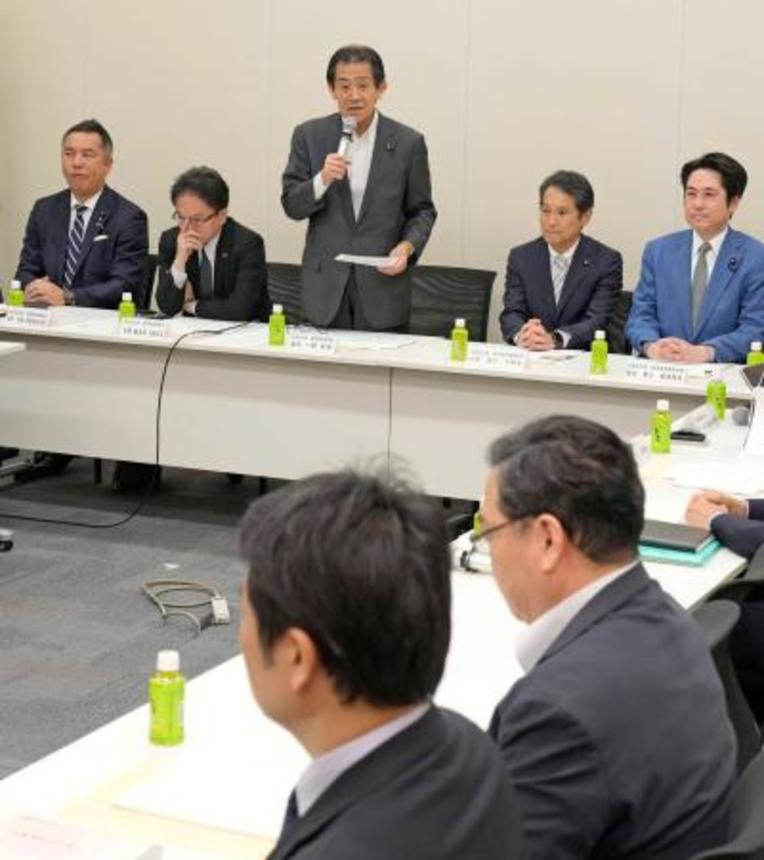 　国会内で開かれた選挙運動に関する与野党協議会。奥中央は自民党の逢沢一郎選挙制度調査会長＝８日午後