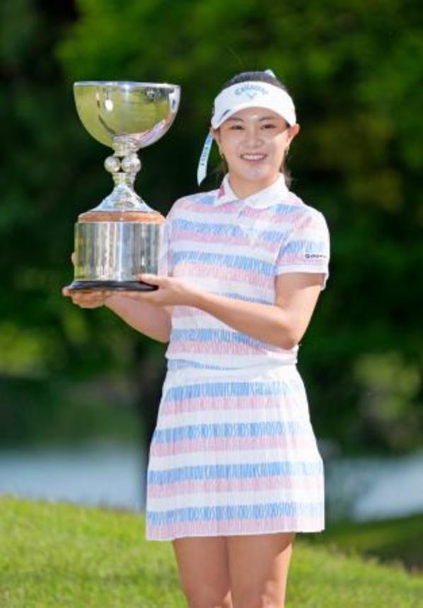 　プレーオフを制して優勝し、トロフィーを手に笑顔の河本結＝グランディ那須白河ＧＣ