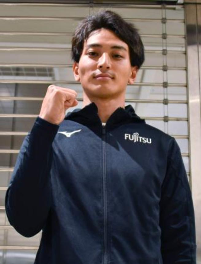 　取材に応じポーズをとる、陸上男子走り幅跳びの橋岡優輝＝１日、成田空港