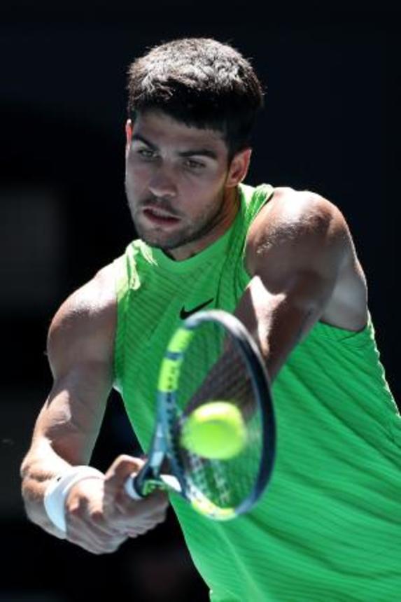 　男子シングルス３回戦でプレーするカルロス・アルカラス＝メルボルン（ゲッティ＝共同）