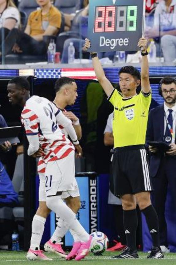 サッカーＷ杯、米国―パラグアイ戦で第４審判を務めた荒木友輔さん＝ロサンゼルス（共同）