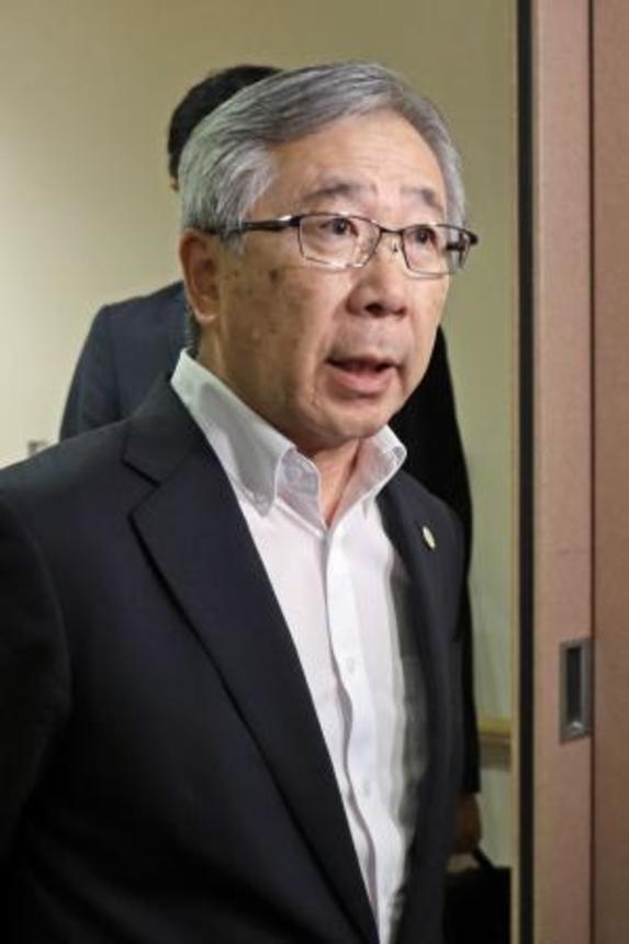 　取材に応じる浜松医科大の渡辺裕司学長＝１８日午前、浜松市